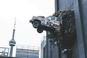 Ein altes Auto, welches in einer Wand gelandet ist
