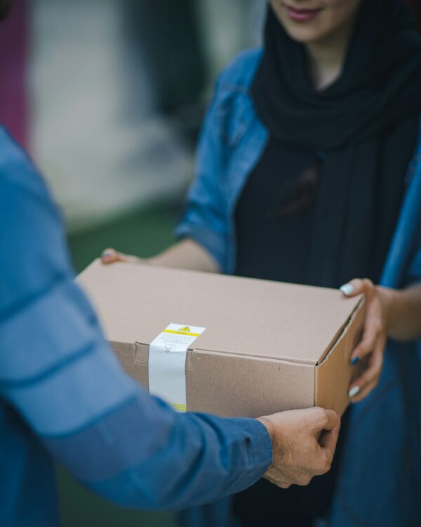 Ein Paket wird von der Post übergeben