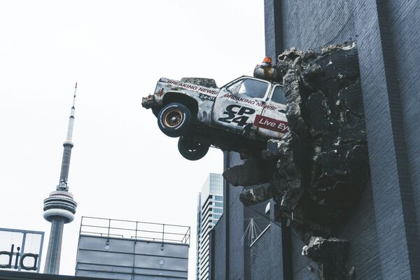 Ein altes Auto, welches in einer Wand gelandet ist